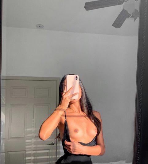 YOUR FAVORITE GIRL❤️❤️❤️ YOUR FAVORITE GIRL❤️❤️❤️