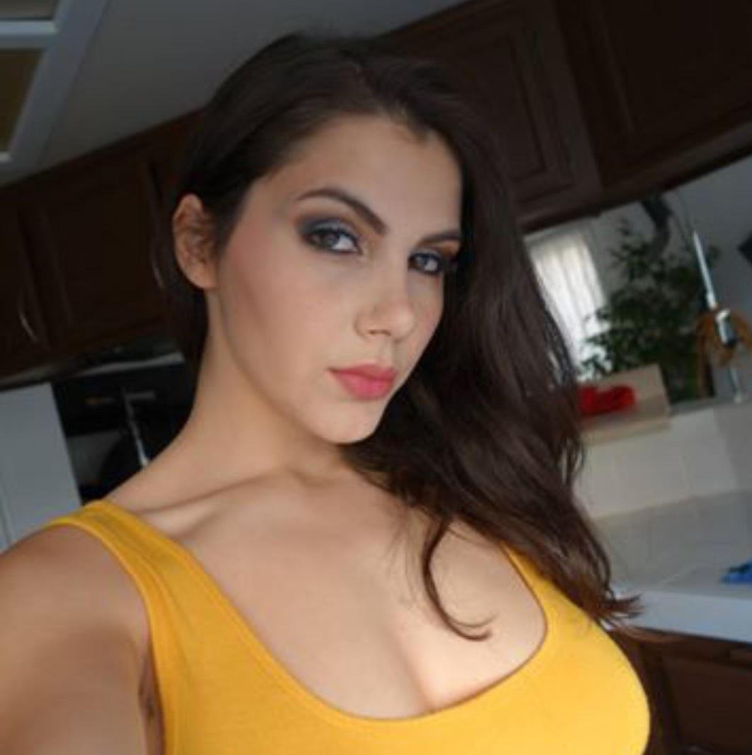 Am honey mature girl available for hookup Am honey mature girl available for hookup