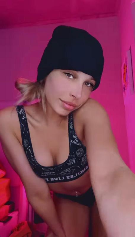 Escort available for hook up 👅👅👅
