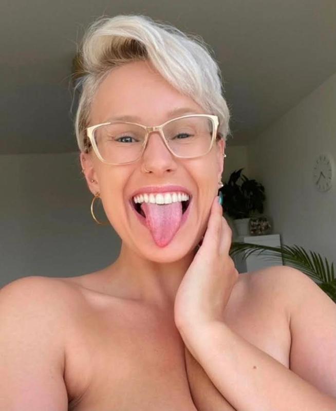 A HOT SEXY BABE WANTS TO SATISFY YOUR CRAZIEST WIDEST FANTASIES 🥵🍆