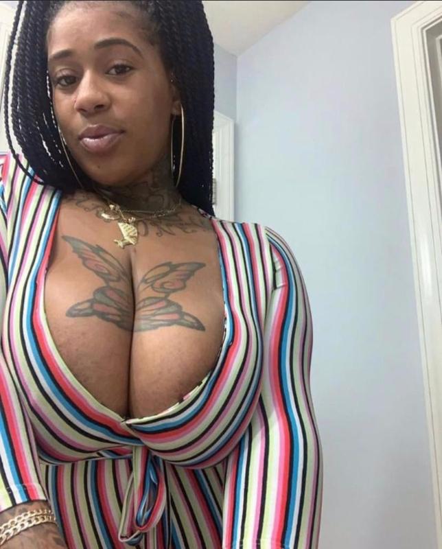 AVAILABLE FOR HOOKUP >>>HMU on IG MARILYN_GOTH