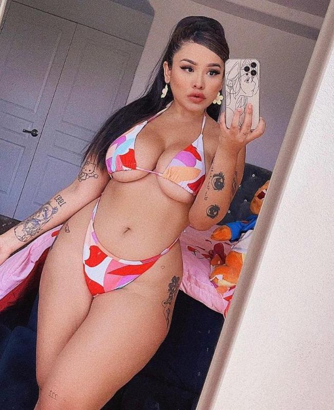 I offer sex , nudes and naughty facetime...