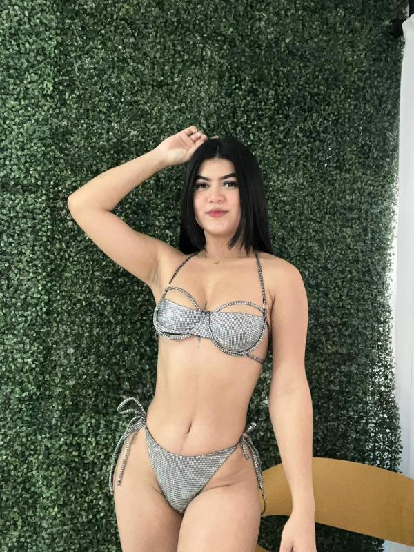 Hot Venezuelan I only accept cash